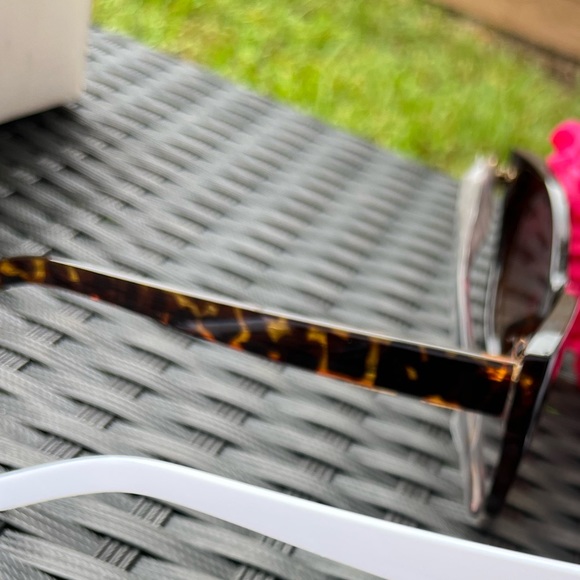 Light brown and dark brown printed frame with a slight brown tented lens - Picture 2 of 2